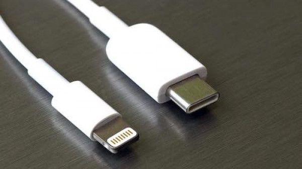 Un smartphone reconditionné à charge USB-C ou Lightning ?